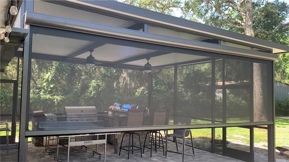 Retractable screen over grillside